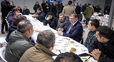 Başkan Tugay şantiyede Büyükşehir Belediyesi emekçileriyle buluştu “Namusumuzla, bütün gayretimizle İzmir için çalışmaya devam edeceğiz