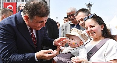Başkan Tugay vadetti, uyguladı, yüzler güldü İzmirli kadınların “Anne Kart