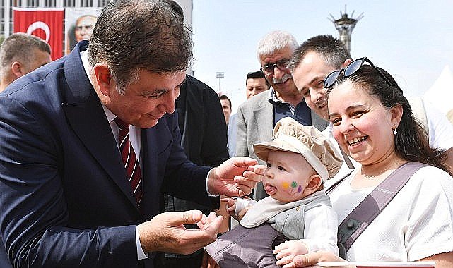 Başkan Tugay vadetti, uyguladı, yüzler güldü İzmirli kadınların “Anne Kart