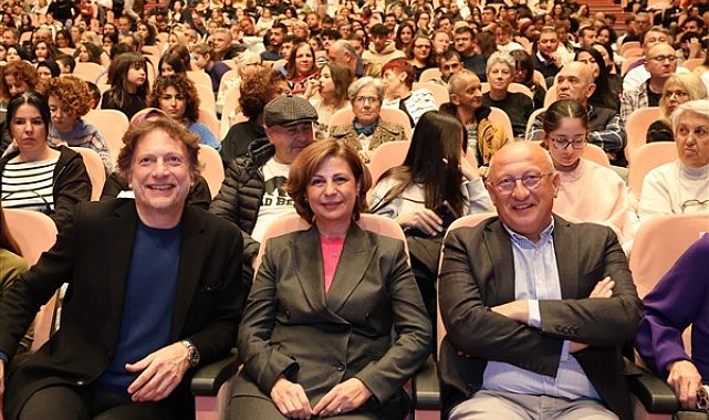 Başkan Ünlüce, “Lüküs Hayat” müzikalini izledi