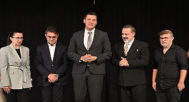 Başkan Zeyrek, “Tiyatro yaşamdır, kültürlerin en güzel anlatım şeklidir