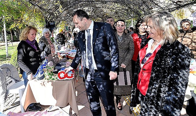 Bornova'da yılbaşı ruhu el emeği ürünlerle canlanıyor