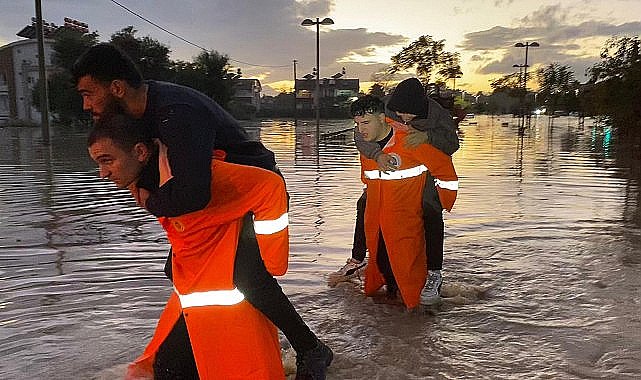 Büyükşehir ekipleri Manavgat'ta vatandaşın yanında