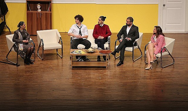 Büyükşehir Konservatuvarı 'Psikolog' Adlı Tiyatro Oyununu Sahneledi