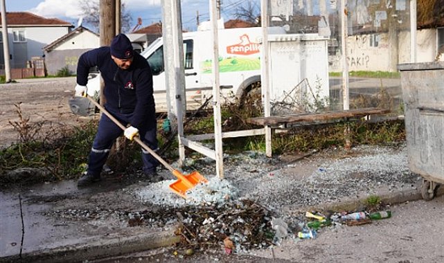 Düzce'de otobüs duraklarına zarar verildi