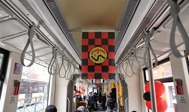 Eskişehir'de tramvaylar, bayraklar ve siyah kırmızı balonlarla donatıldı