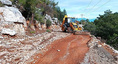 Finike'de taş ve mıcırla kaplanan yol temizlendi
