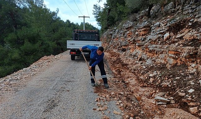 Finike’de taş ve mıcırla kaplanan yol temizlendi