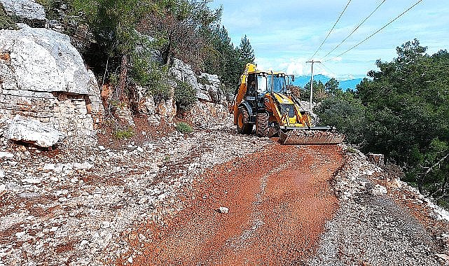 Finike'de taş ve mıcırla kaplanan yol temizlendi