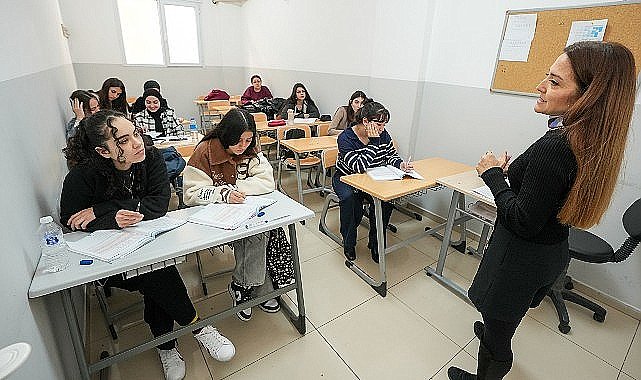 Gaziemir Belediyesi'nden bin 180 öğrenciye ücretsiz eğitim
