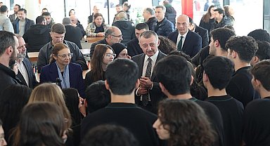 Gençler, Milli İrade Meydanı'ndan çıkmak istemeyecek; Büyükşehir'den İzmit'e 7/24 açık kütüphane