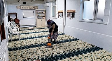 Geyve'de cami temizliği devam ediyor