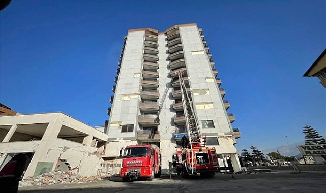 İskenderun'da hasarlı binada yangın çıktı