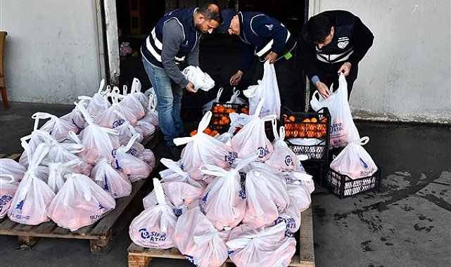 İzmir'de 5 ton mandalina örnek iş birliği ile dağıtılıyor