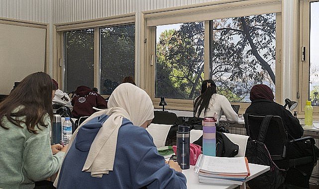 İzmir'in kütüphaneleri binlerce genci ağırlıyor