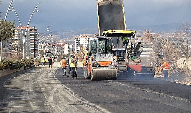 Kahramankazan Belediye Başkanı Selim Çırpanoğlu, Yıldırım Beyazıt Mahallesi'nde yürütülen asfalt çalışmalarını yerinde inceledi.