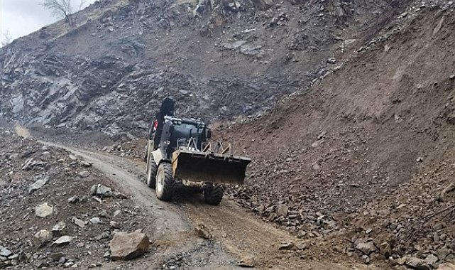 Kulp’ta yamaçlardan yollara düşen kayalar temizlendi