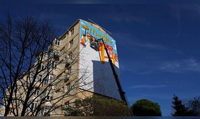 McDonald’s Türkiye’den yan yanayız temalı dev graffiti
