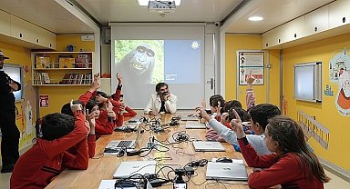 MediaMarkt, Bager Akbay'ı Hatay ve Gaziantep'te çocuklarla bir araya getirdi