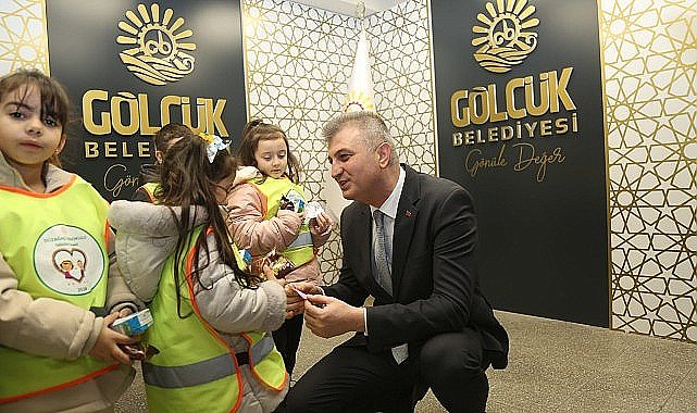 Minik Öğrencilerden Başkan Sezer'e Sürpriz Hediye