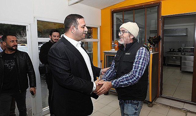 Narlıdere Belediye Başkanı Erman Uzun, Küçük Esnaf Sanayi Sitesi'nde bölge esnafı ve vatandaşlarla bir araya gelerek talep ve önerileri dinledi