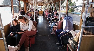 Nostalji tramvayında kitap okudular