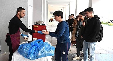 Osmangazi Belediyesi'nden ders çalışan öğrencilere ücretsiz çorba ikramı