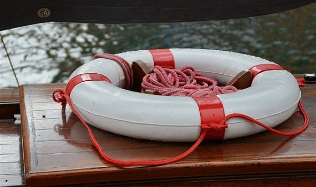 Tekirdağ'da karaya oturan teknede 2 vatandaş kurtarıldı