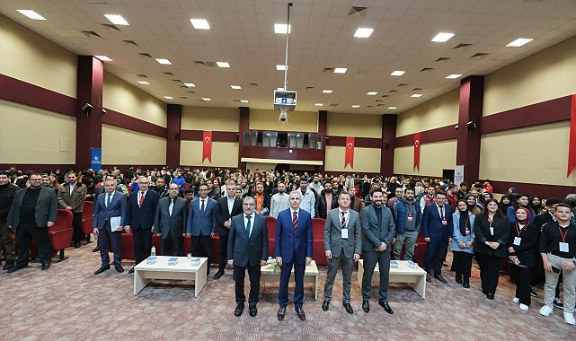 Vali Çiçekli, Gençlik Politika Belgesi Vizyon Çalıştayı'nda gençlerle buluştu