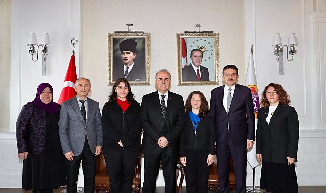 Vali Erol, resim yarışmasında dereceye giren öğrencileri kutladı