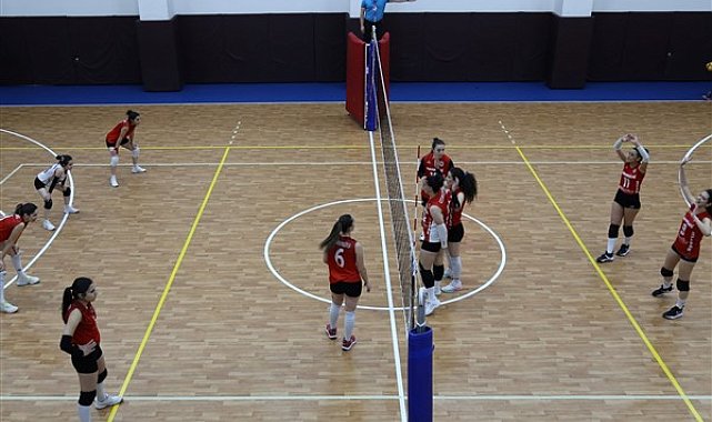 Van Büyükşehir Belediyesi Eşbaşkanları kadın voleybol takımının maçını izledi