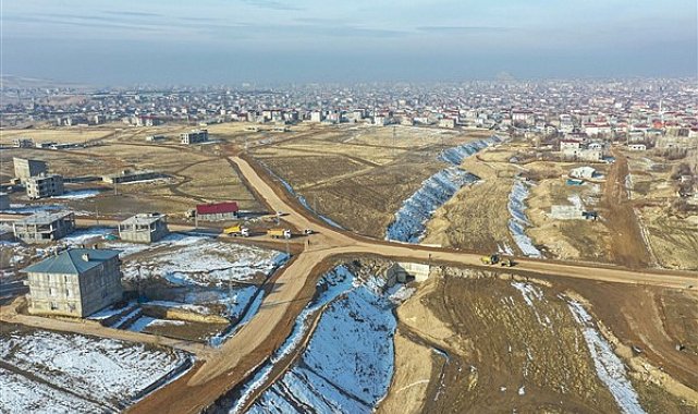 Van Büyükşehir Belediyesi, yol çalışmalarını sürdürdü