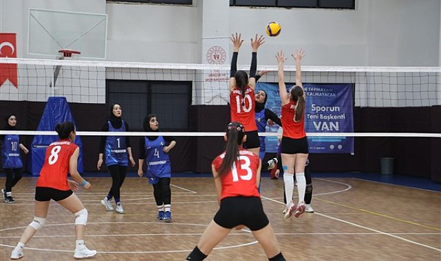 Van büyükşehir ile İran Ghahreman kadın voleybol takımı arasında dostluk maçı yapıldı