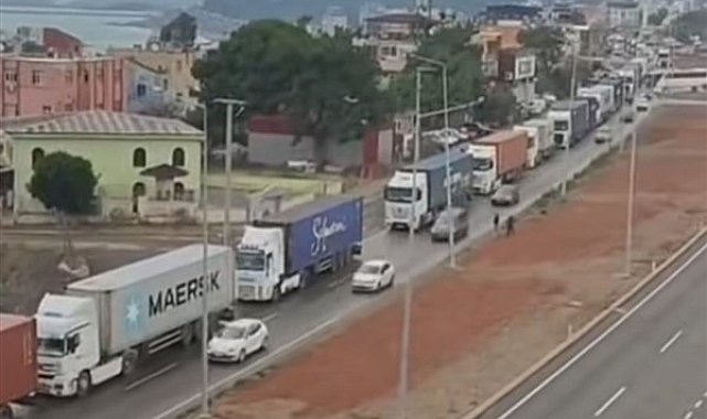 Vatandaşlar, TIR yoğunluğundan dolayı sıkıntı çekiyor