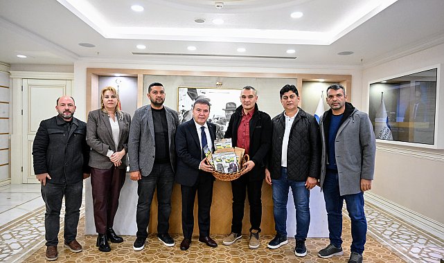Yaş Sebze Meyve Kurutma Tesisleri'nde kurutulan ürünlerden Başkan Böcek'e hediye