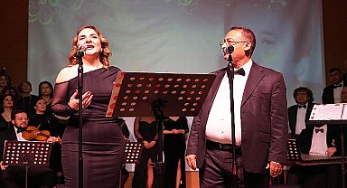Zeki Müren Sevilen Şarkılarıyla Anıldı