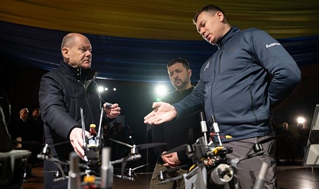 Zelenski, Almanya Başbakanı Scholz ile akıllı bileşenlere sahip İHA'ları inceledi
