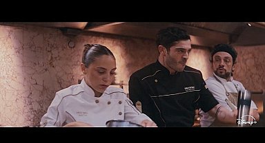 12 şubat'ta disney+'ta yayına girecek, burak deniz ve öykü karayel'i başrollerinde buluşturan 'umami' filminden yeni tanıtım yayınlandı!