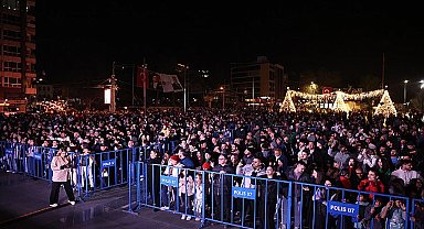Antalyalılar yeni yıl coşkusunu Cumhuriyet Meydanı'nda yaşadı