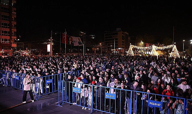Antalyalılar yeni yıl coşkusunu Cumhuriyet Meydanı'nda yaşadı