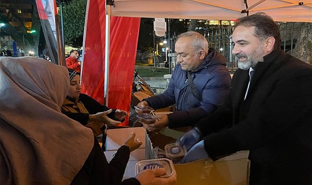 Başkan Bozbey, İshakpaşa Cami'nde vatandaşlara lokma ikram etti