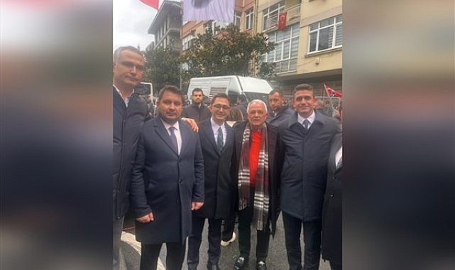 Başkan Şahin, Beşiktaş Belediyesi önünde düzenlenen mitinge katıldı