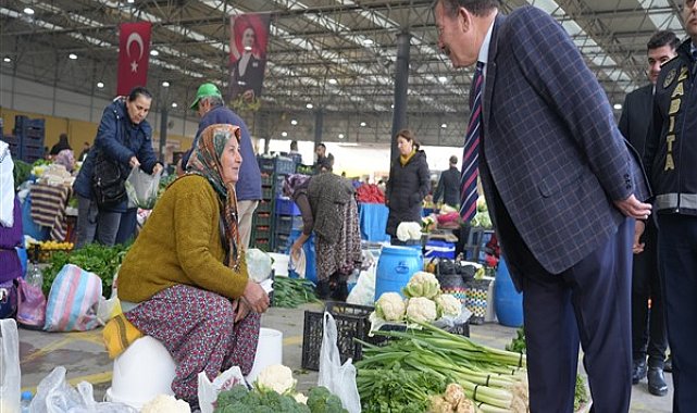 Başkan Topuz, Geleneksel Salı Pazarı’nı ziyaret etti