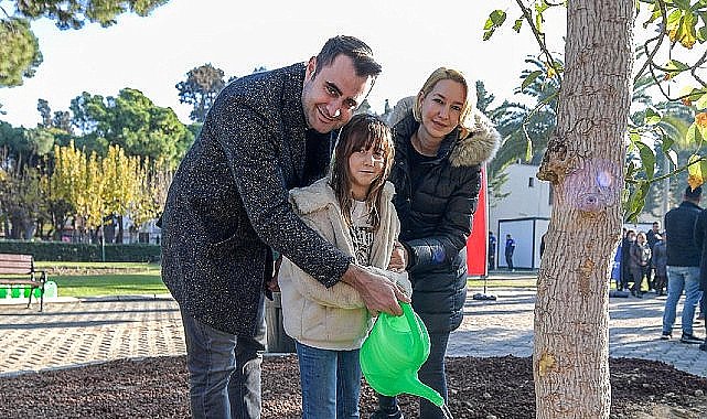 Başkan Tugay, yeni yılın ilk gününde Kültürpark'ta ağaç dikti Kültürpark'ın yeşil dokusu zenginleşiyor