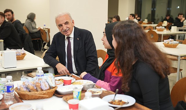 Başkan Yıldırım, öğrencilerle aynı sofrada buluştu