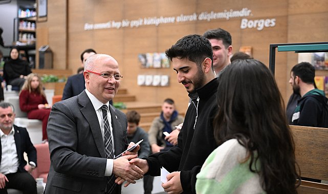 Başkan Yılmaz, Uyumayan Kütüphanesi’ndeki öğrencilerle bir araya geldi