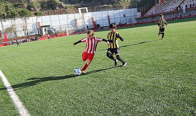 Bayraklı'da U-10 Cup Futbol Turnuvası başladı