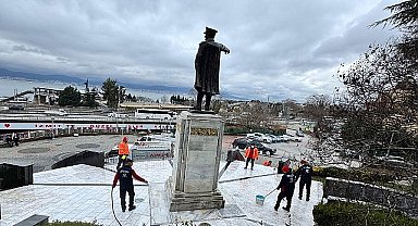 Büyükşehir, Atatürk Heykeli'nin temizliğini yaptı