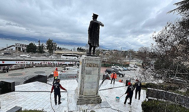 Büyükşehir, Atatürk Heykeli'nin temizliğini yaptı