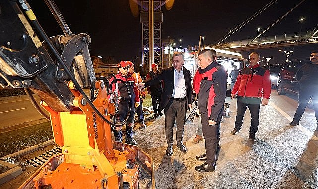 Büyükşehir'de yeni yıl gecesi de yol bakım hizmeti devam etti